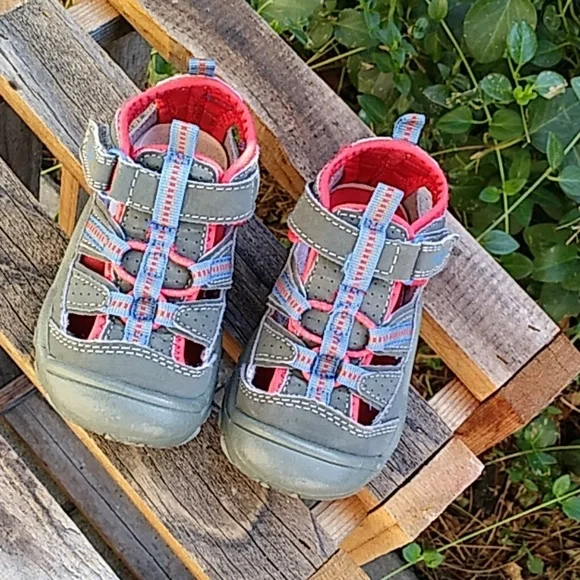 Size:6 OshKosh Closed Toe Shoes - Picture 1 of 6